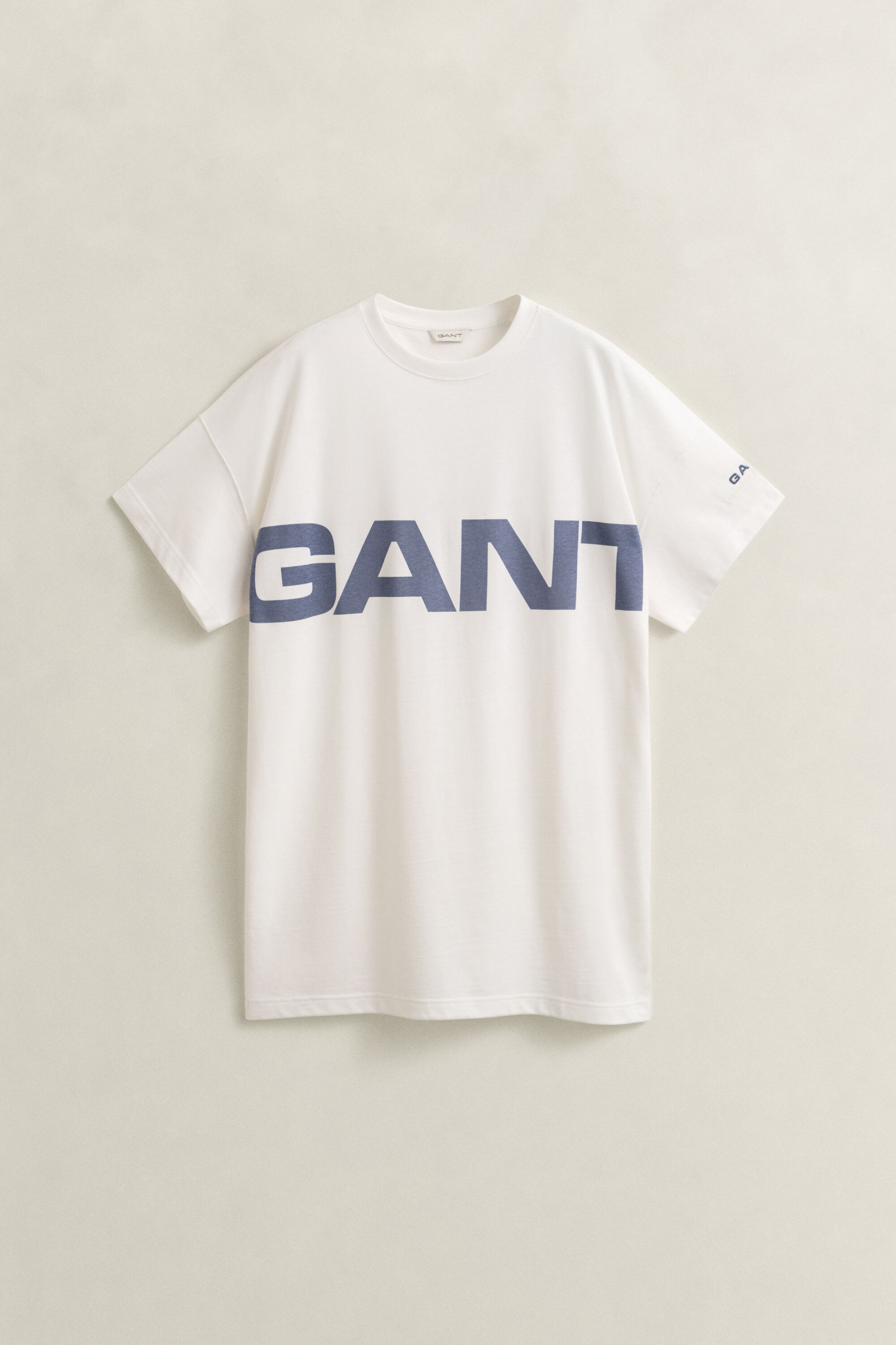 Vestido tipo t-shirt com grafismo estampado