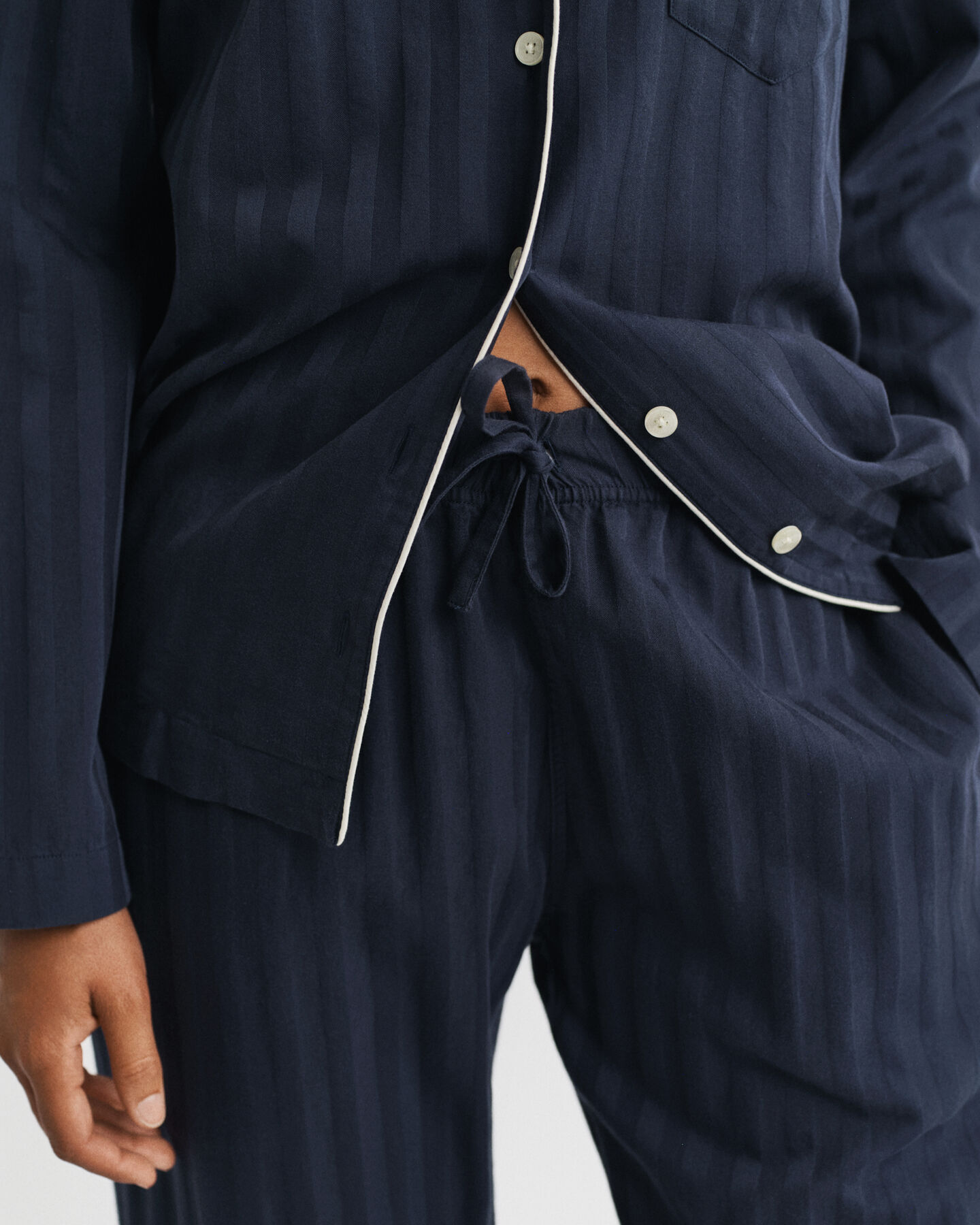 Caixa de presente com pijama em cetim às riscas