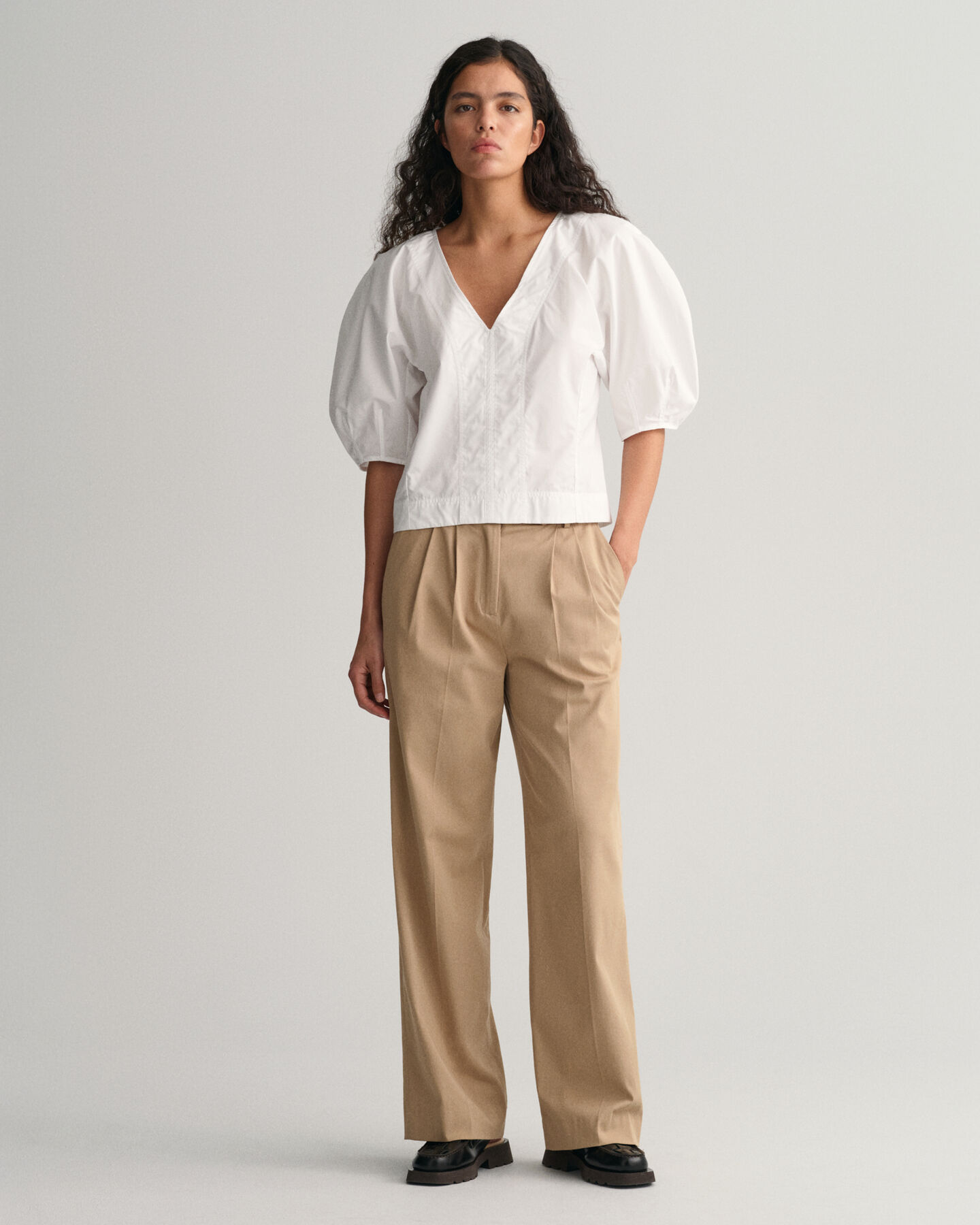 Top com decote em V e mangas de balão