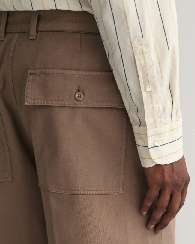 Calças chino com pregas e cinto