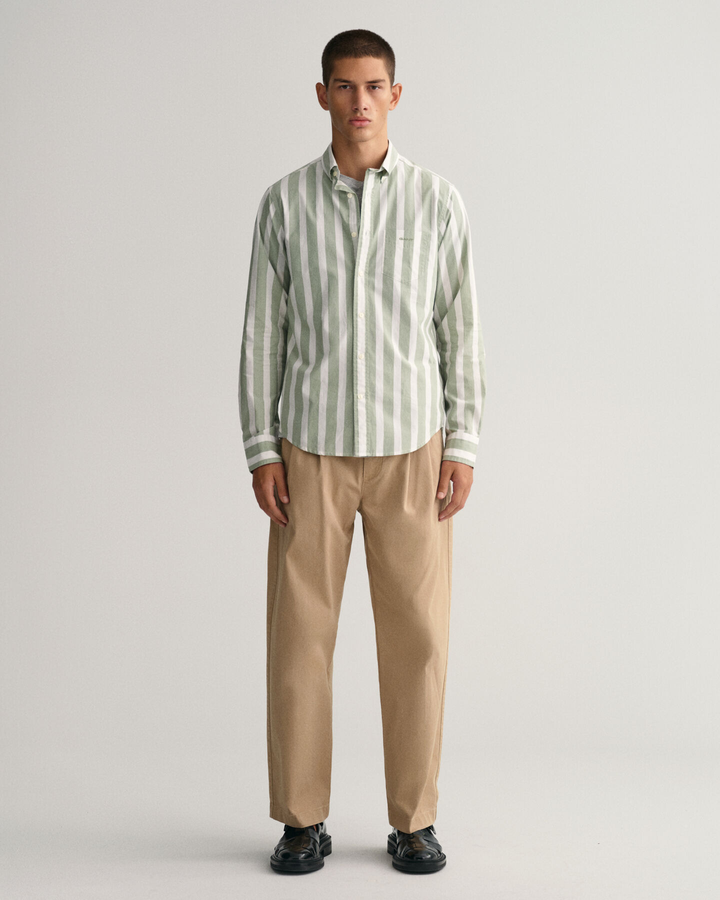 Camisa em popelina &agrave;s riscas largas corte normal