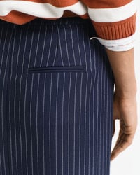 Saia de comprimento médio às riscas