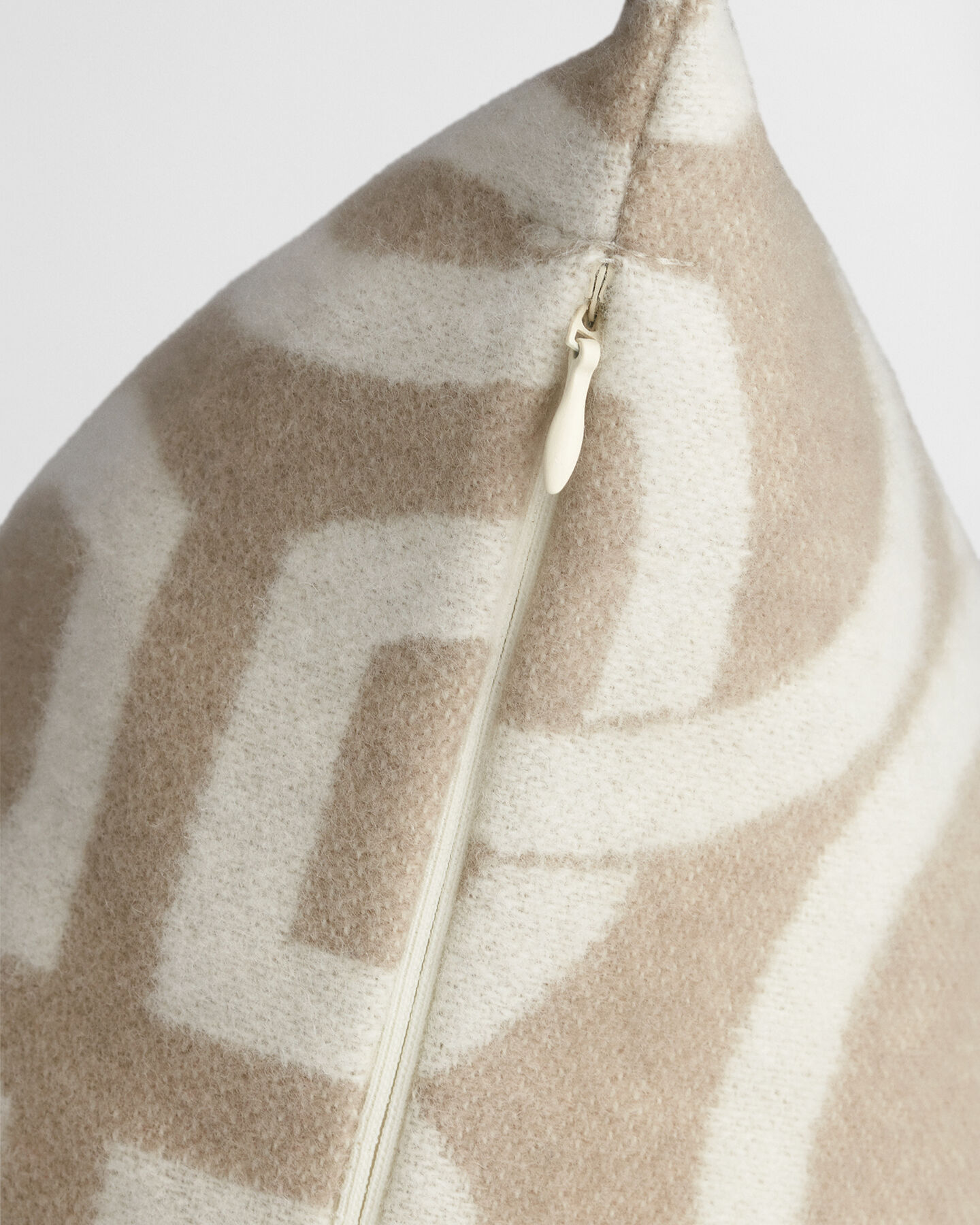 Capa de almofada em lã Monogram