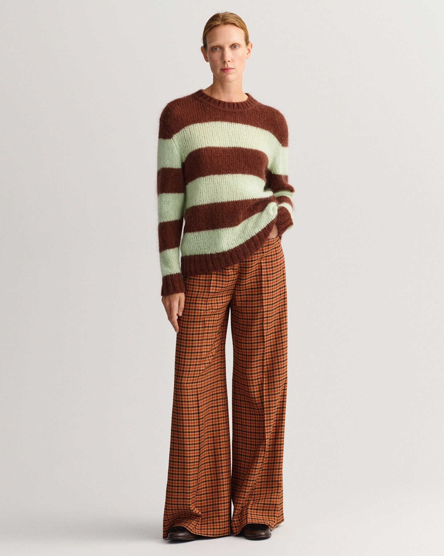 Pulover com decote redondo em mohair às riscas