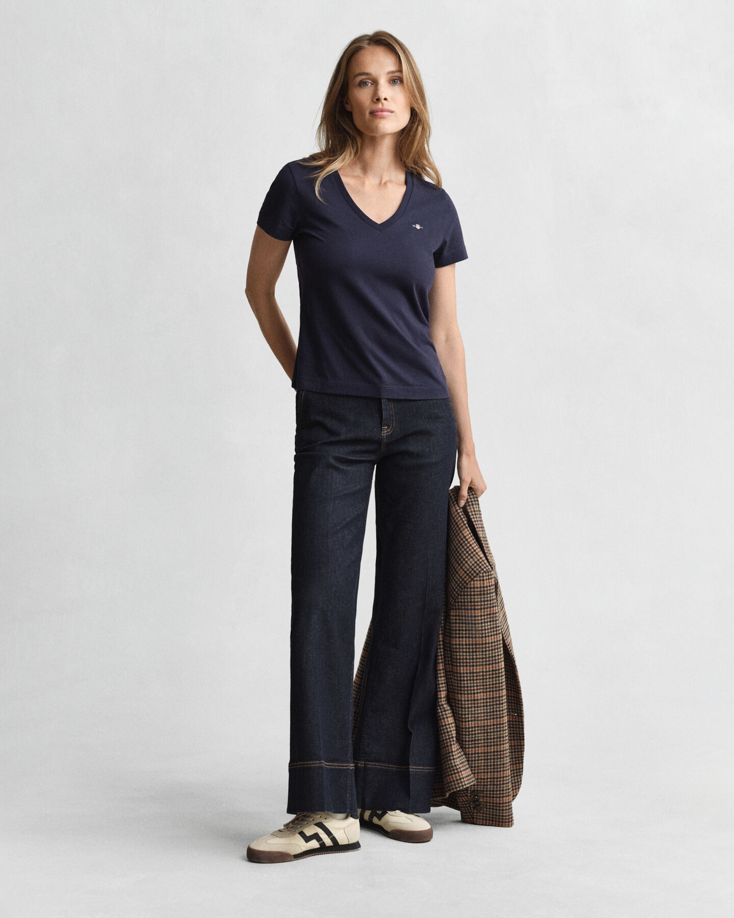 T-shirt com decote em V Shield