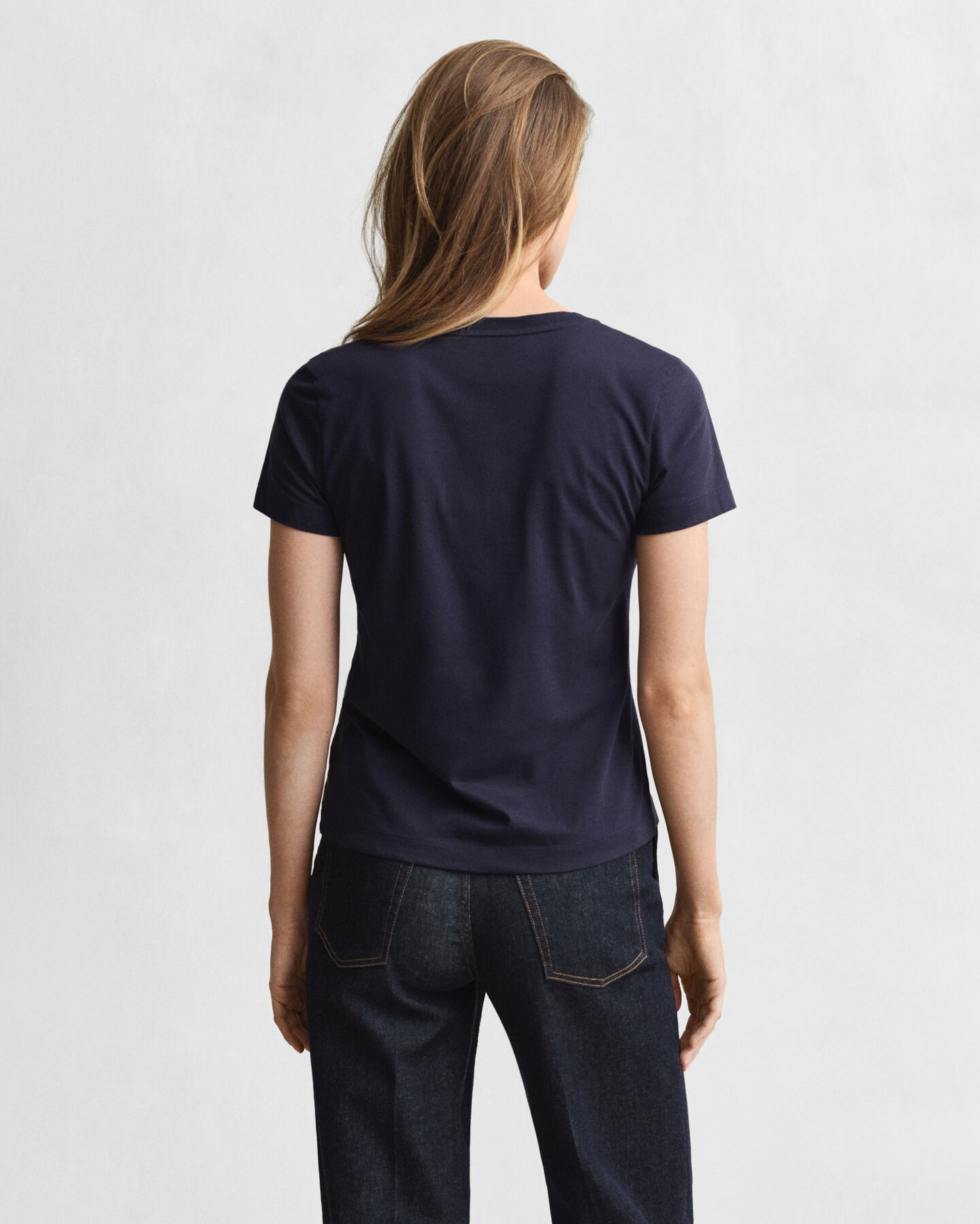 T-shirt com decote em V Shield