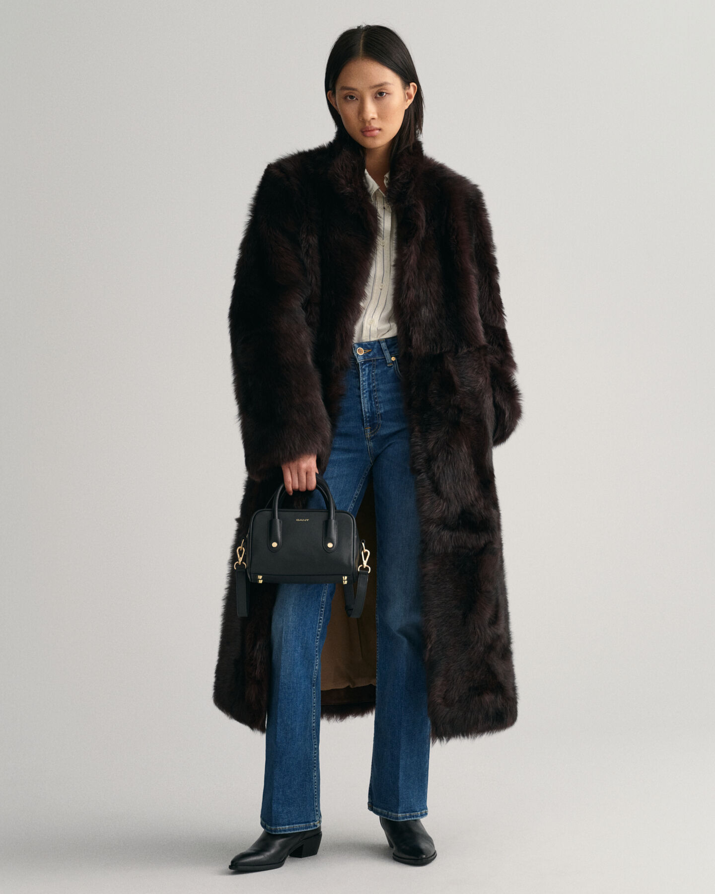 Sobretudo comprido forrado com lã de bezerro