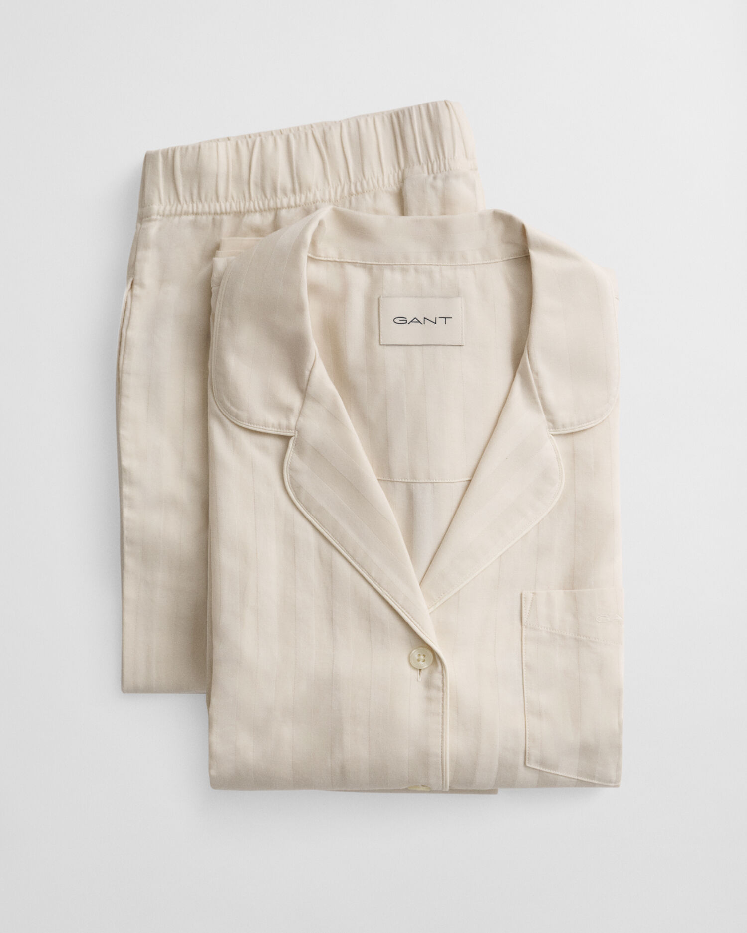 Caixa de presente com pijama em cetim às riscas