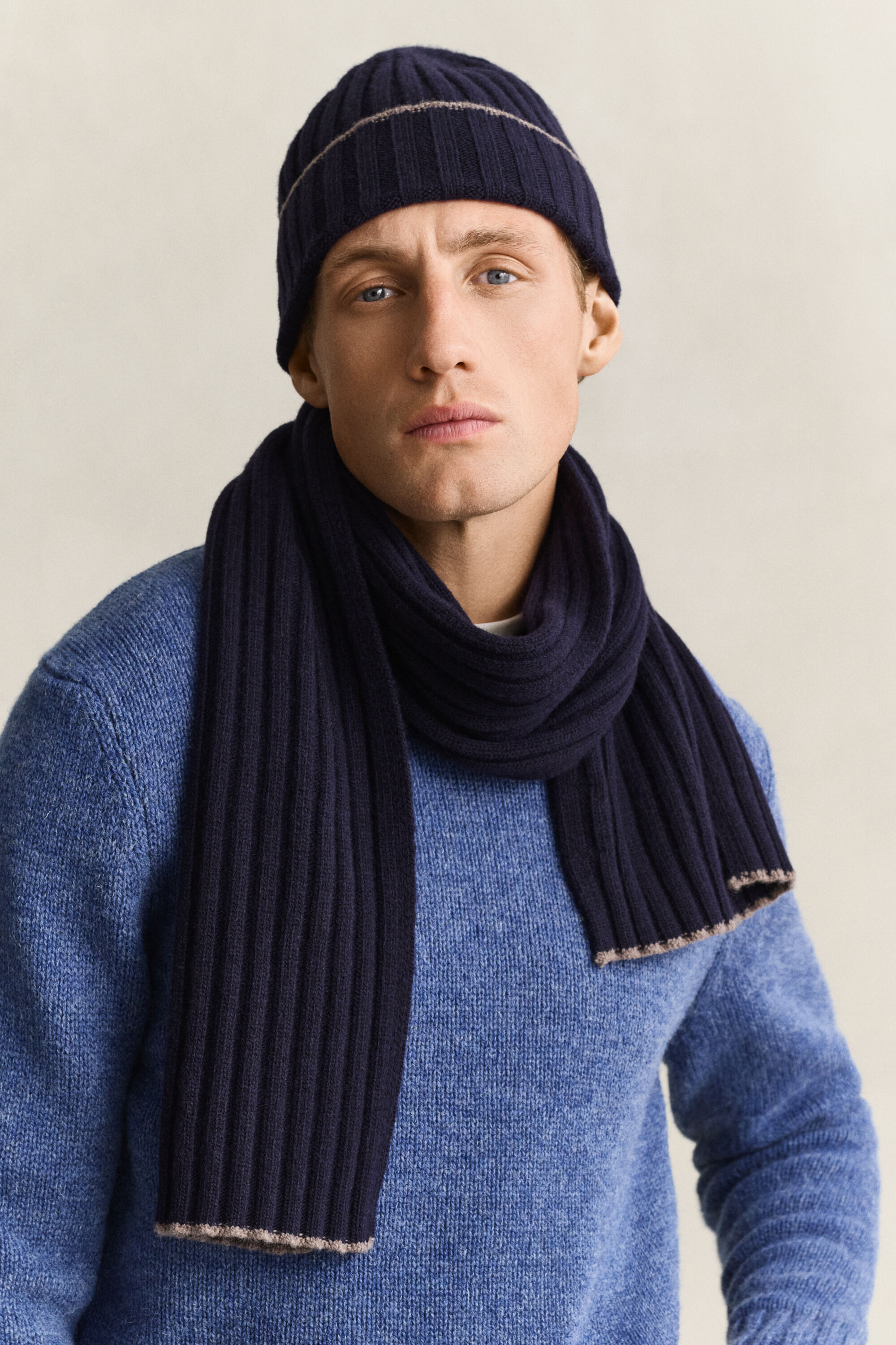 Conjunto de oferta com gorro e cachecol com debrum