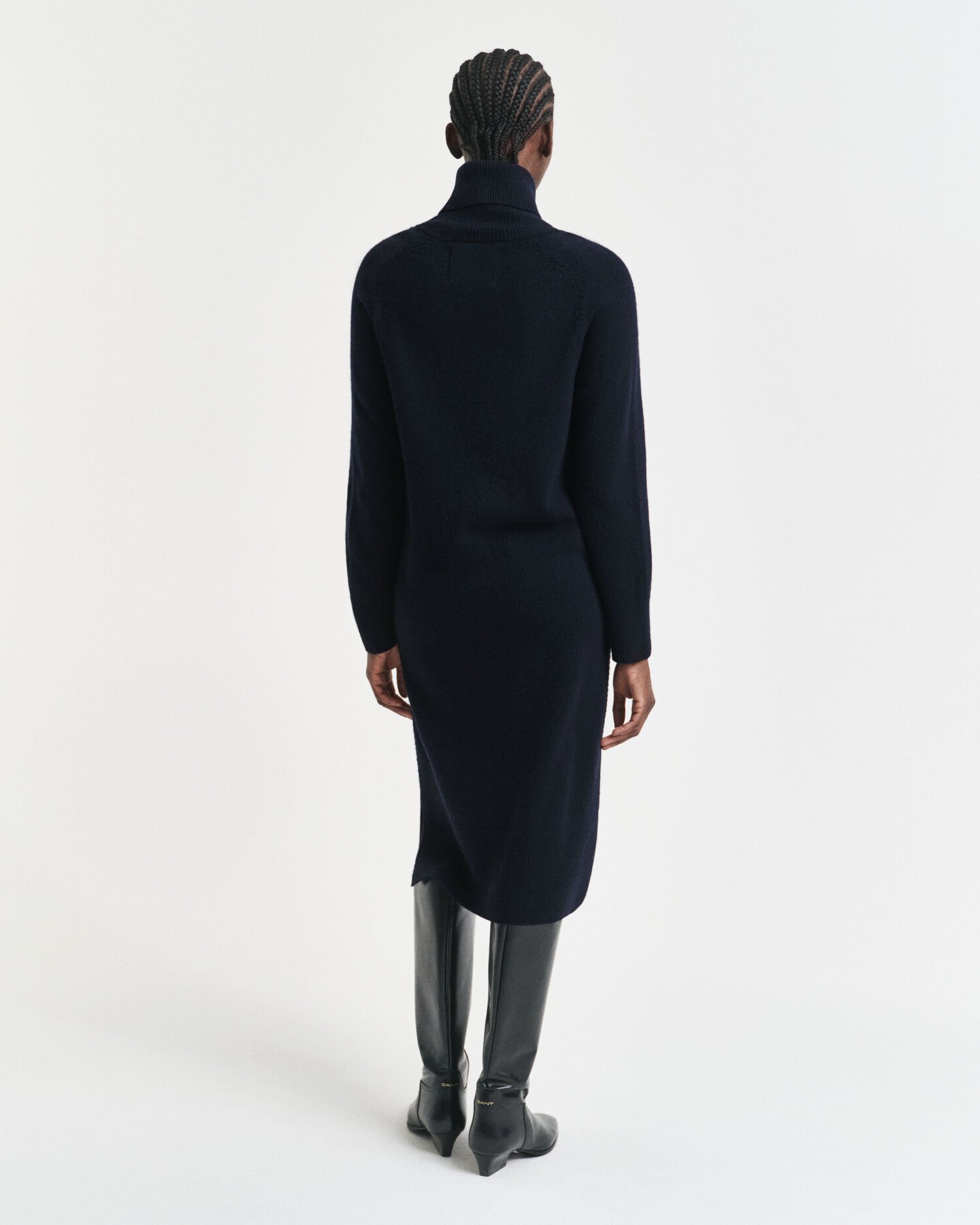 Vestido com gola alta e detalhe de malha