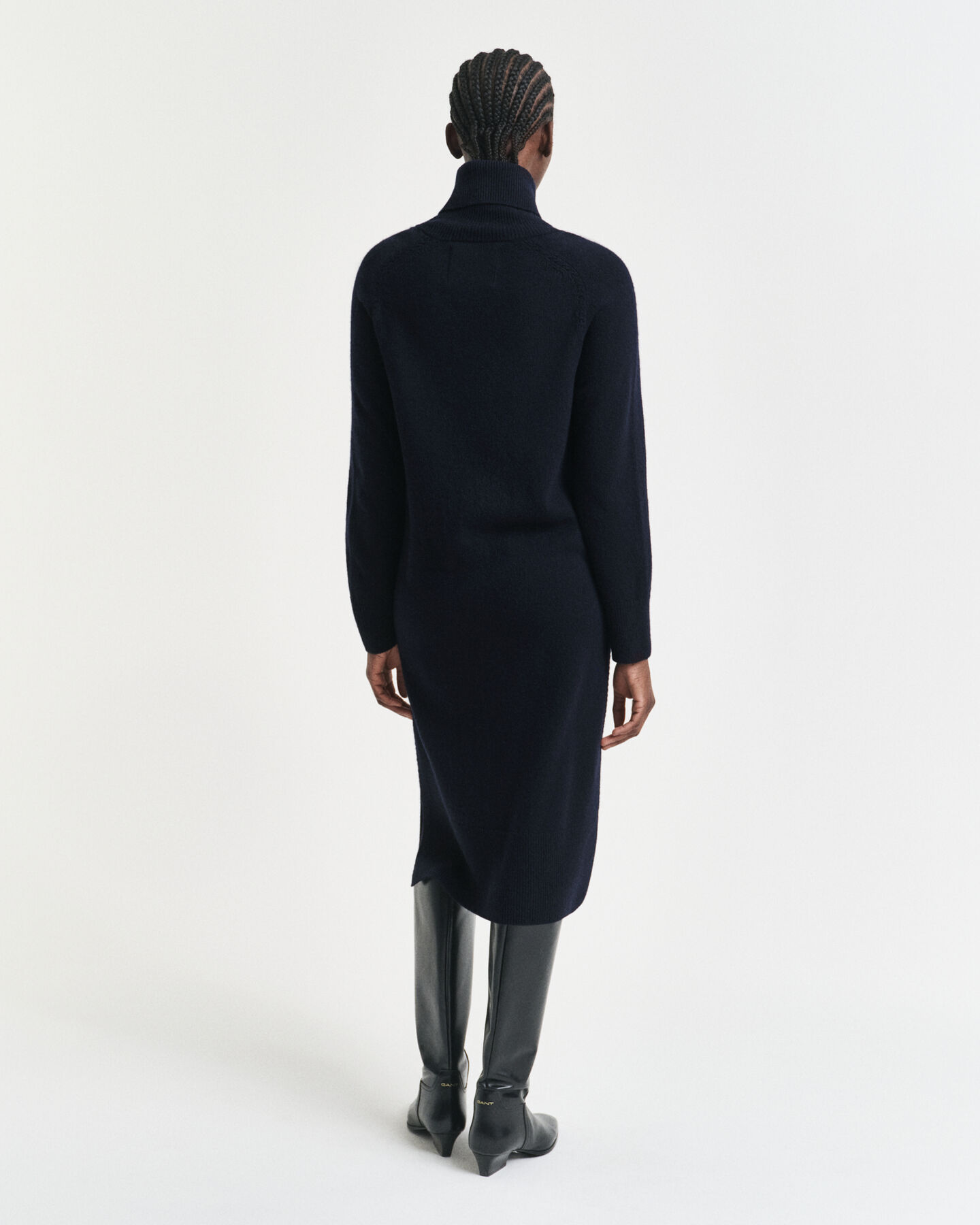 Vestido com gola alta e detalhe de malha