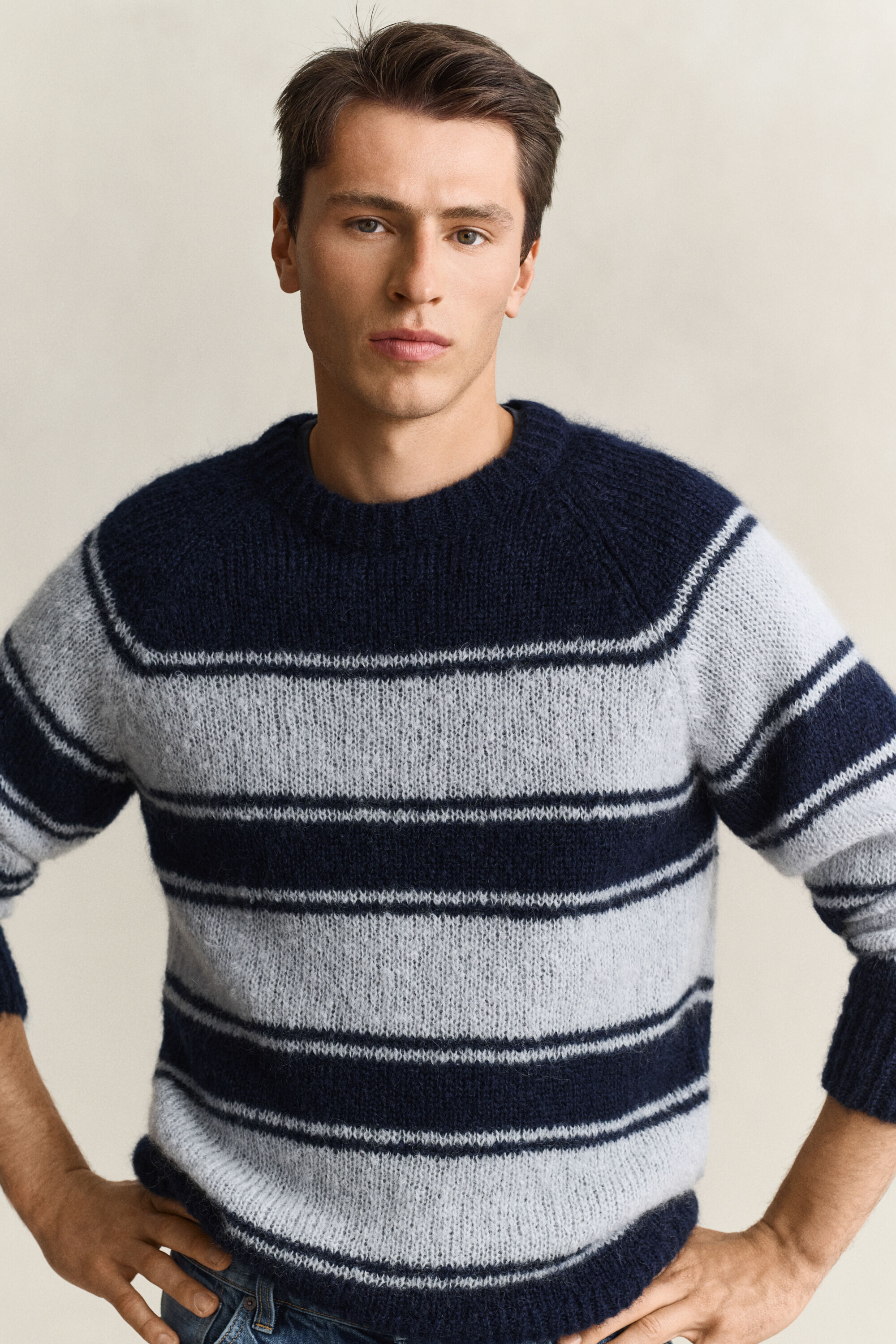 Camisola de malha com decote redondo em mistura de Mohair às riscas