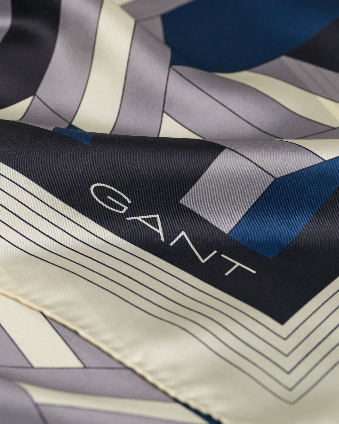 Lenço de seda com estampado de letras