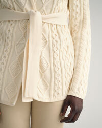 Casaco de malha entrançada com frente de trespasse