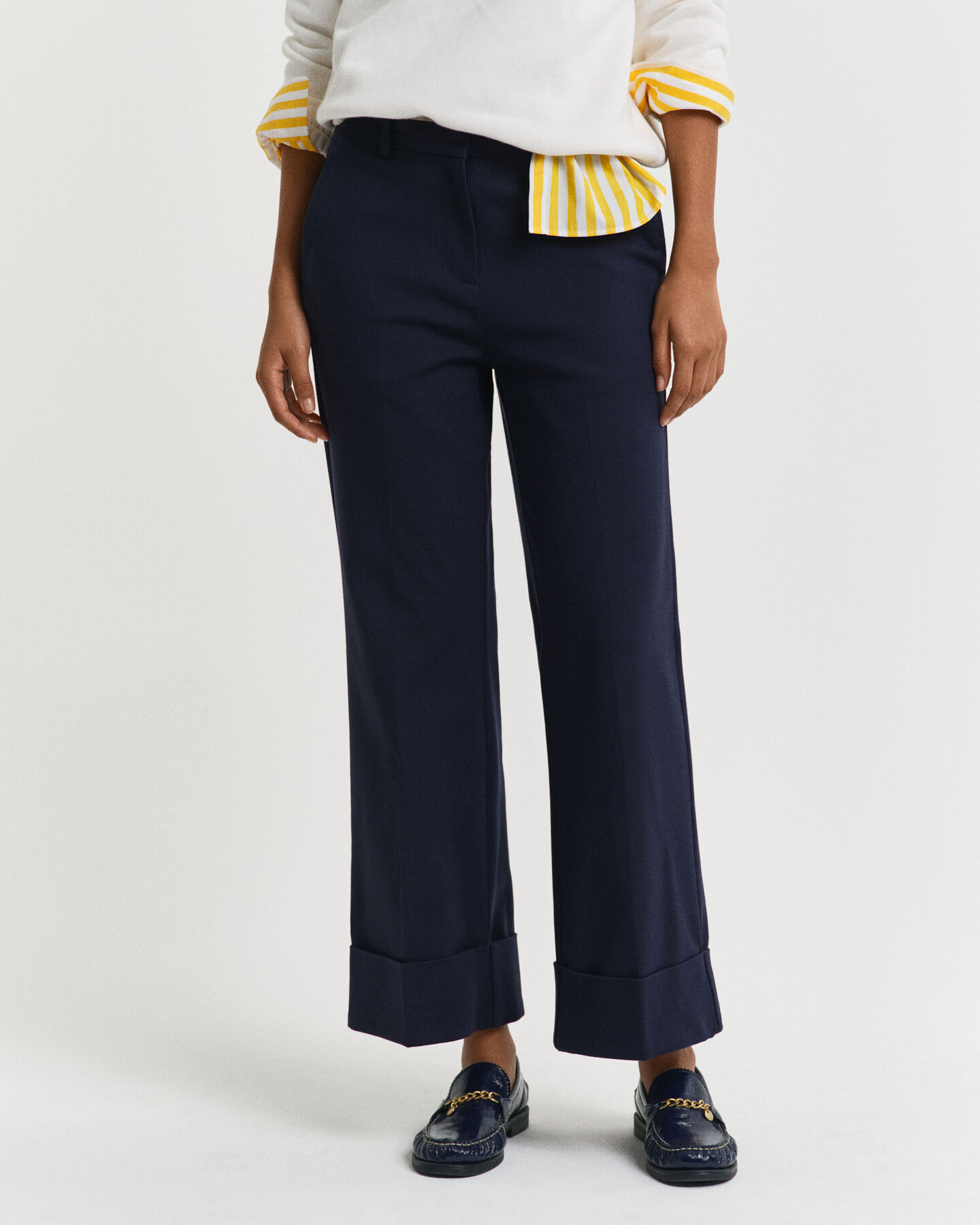 Calças com dobras e pregas