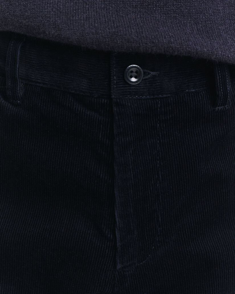 Calças chino em bombazina slim fit