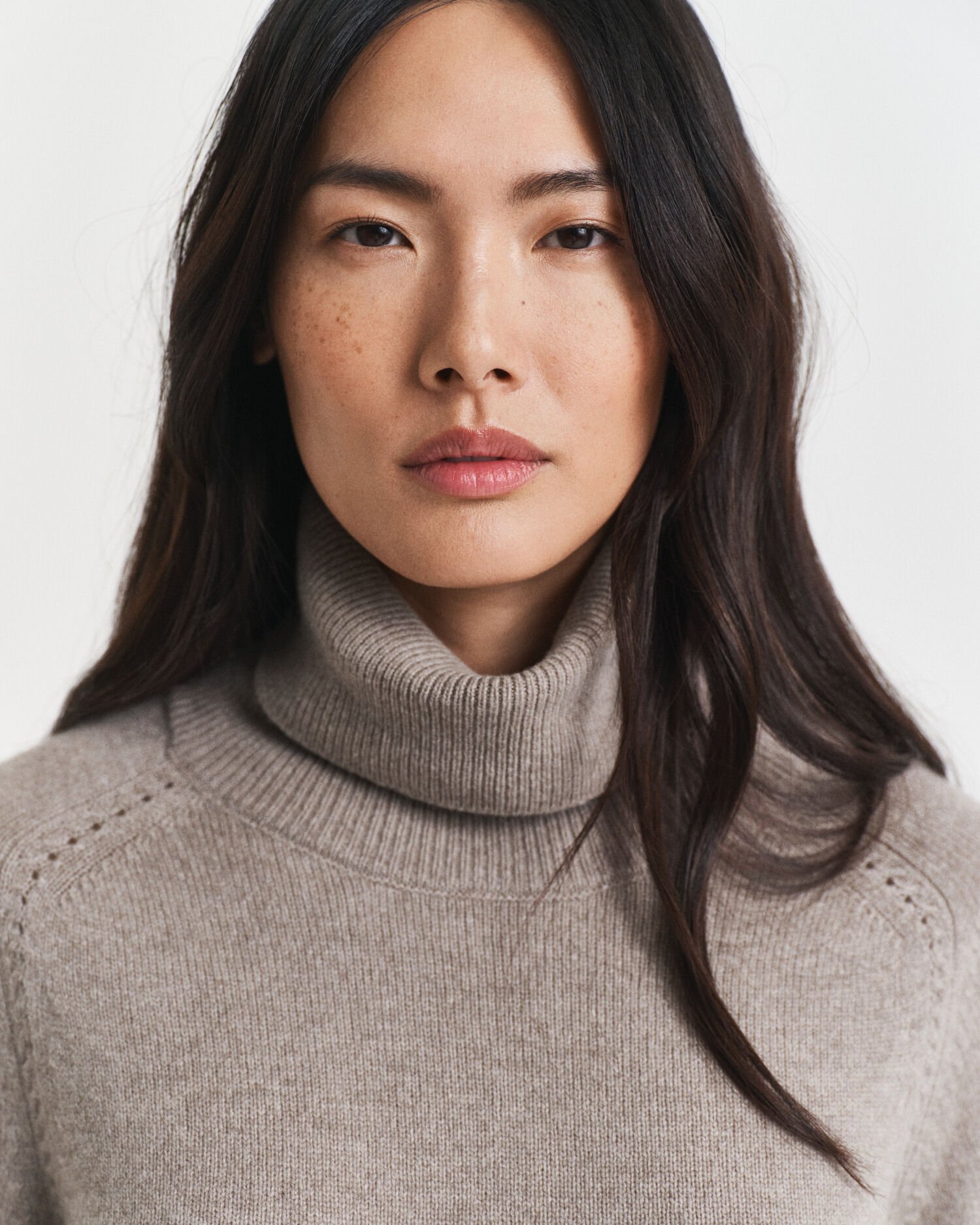 Vestido com gola alta e detalhe de malha