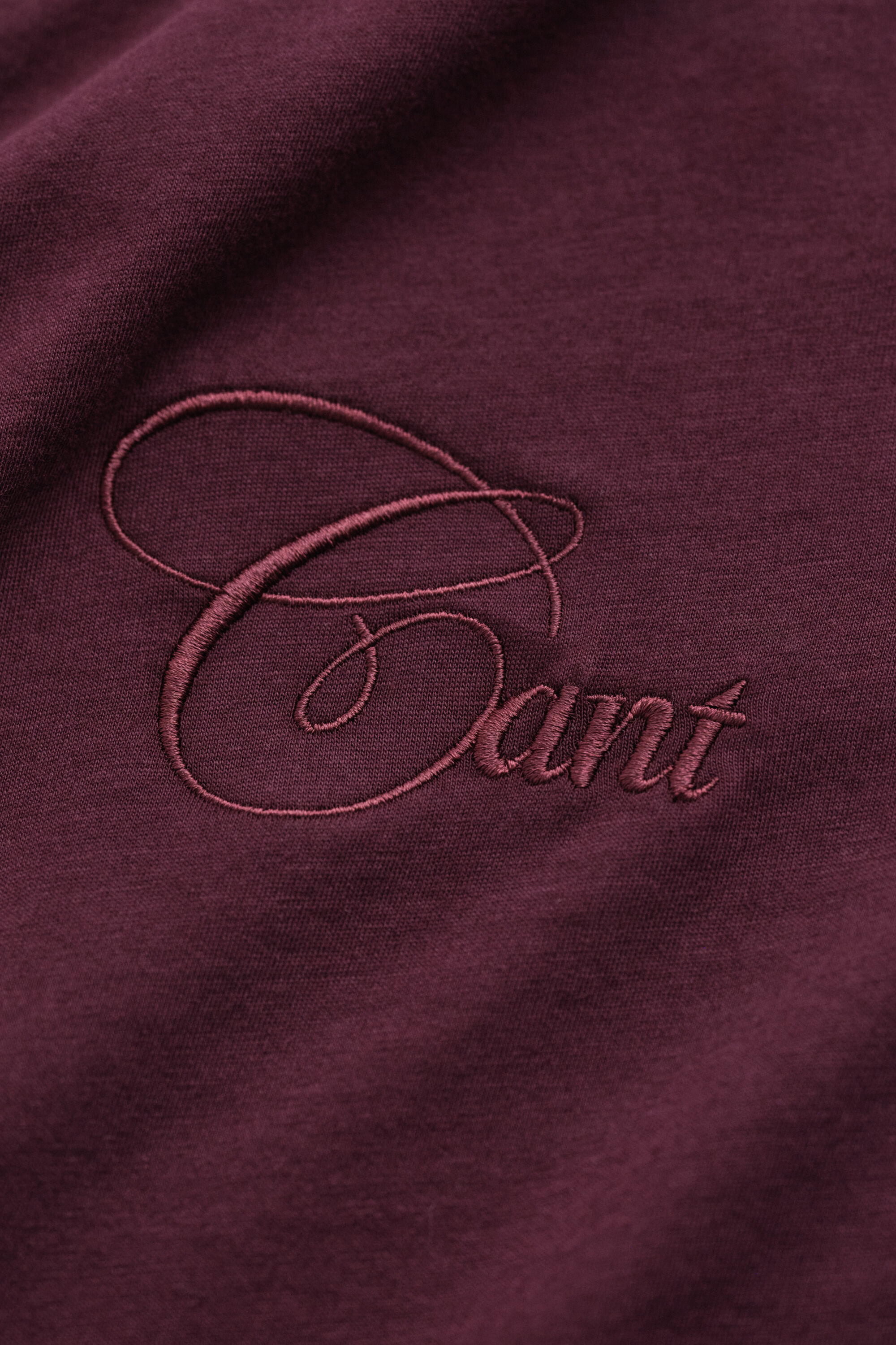 T-shirt com grafismo no mesmo tom