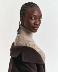 Camisola de gola alta em malha entrançada de algodão com elastano