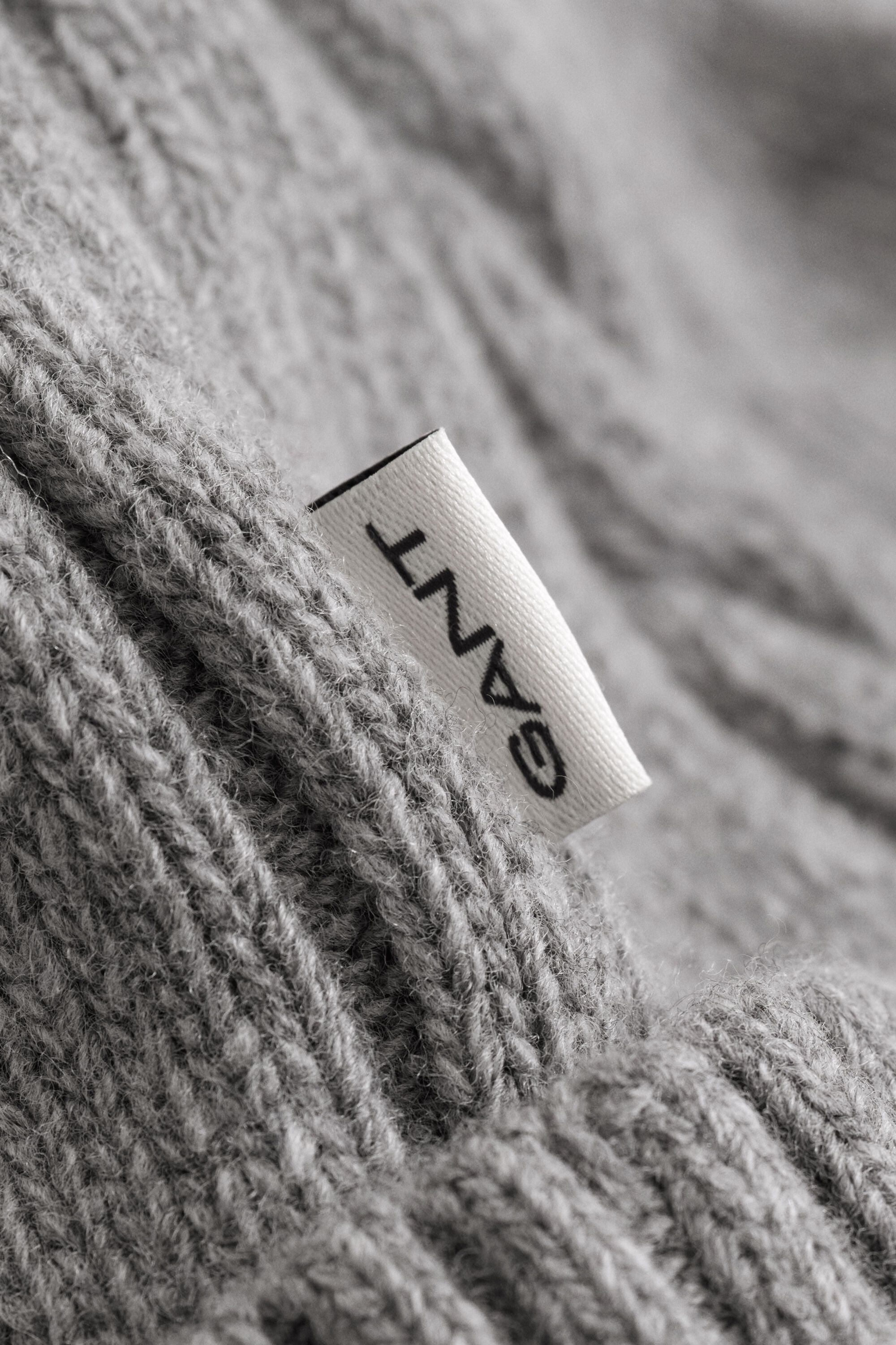 Gorro em malha entrançada de lã