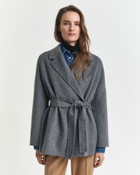 Casaco com cinto cosido à mão