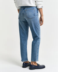 Calças de ganga pelo tornozelo com perna a direito