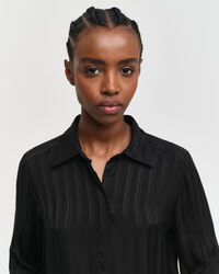 Camisa em cetim &agrave;s riscas regular fit