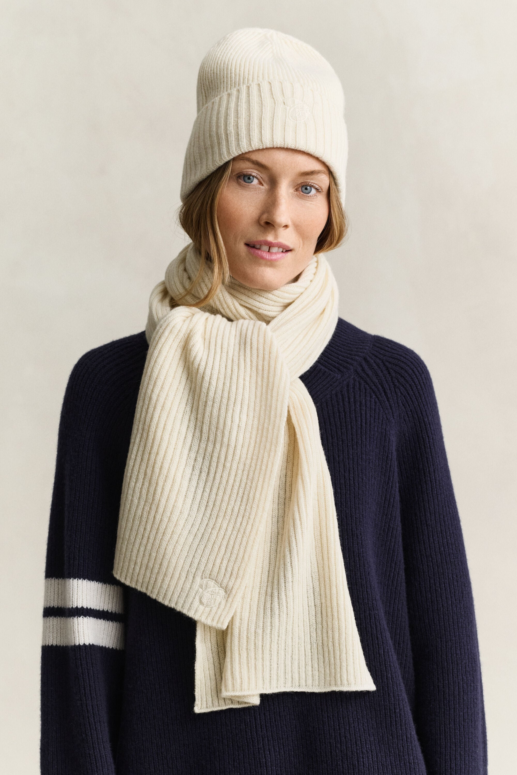 Conjunto de oferta com gorro e cachecol bordado