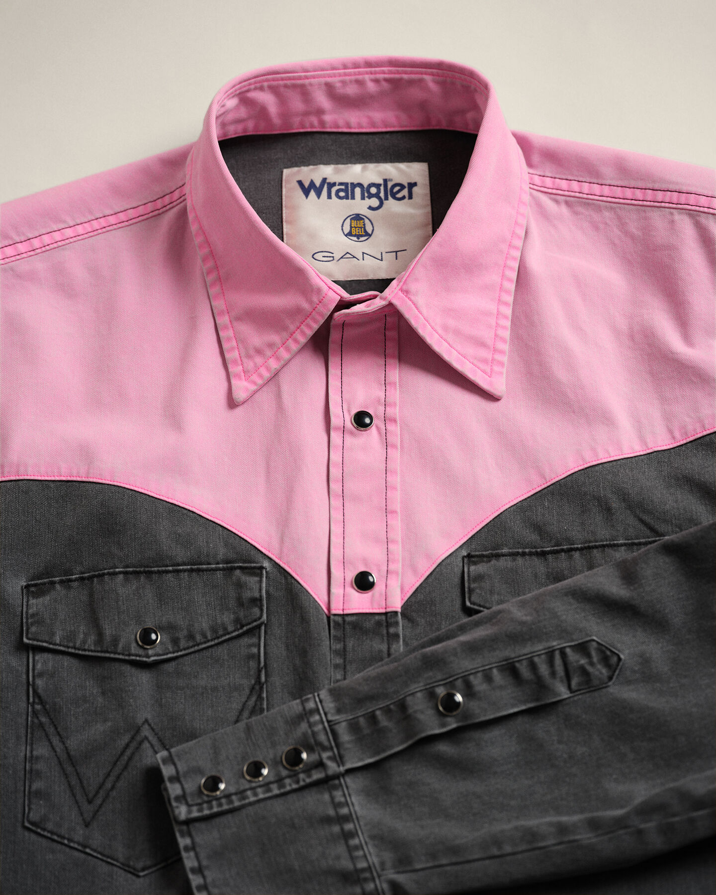 Camisa Western Neon Wrangler x GANT relaxed fit