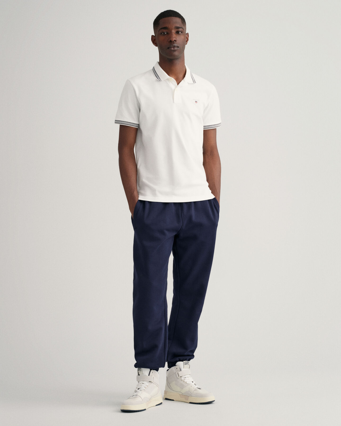 Polo em algod&atilde;o piqu&eacute; com pesponto e padr&atilde;o espinha de peixe