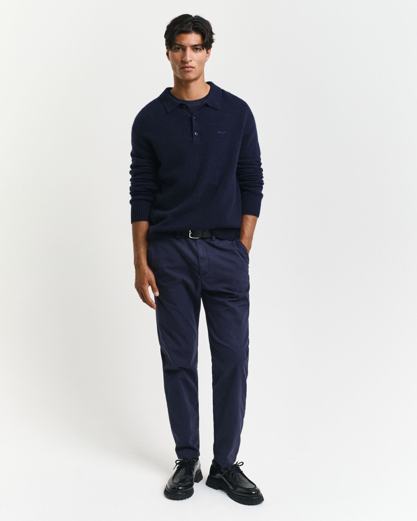 Calças chino afuniladas em lona regular fit