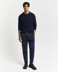 Calças chino afuniladas em lona regular fit