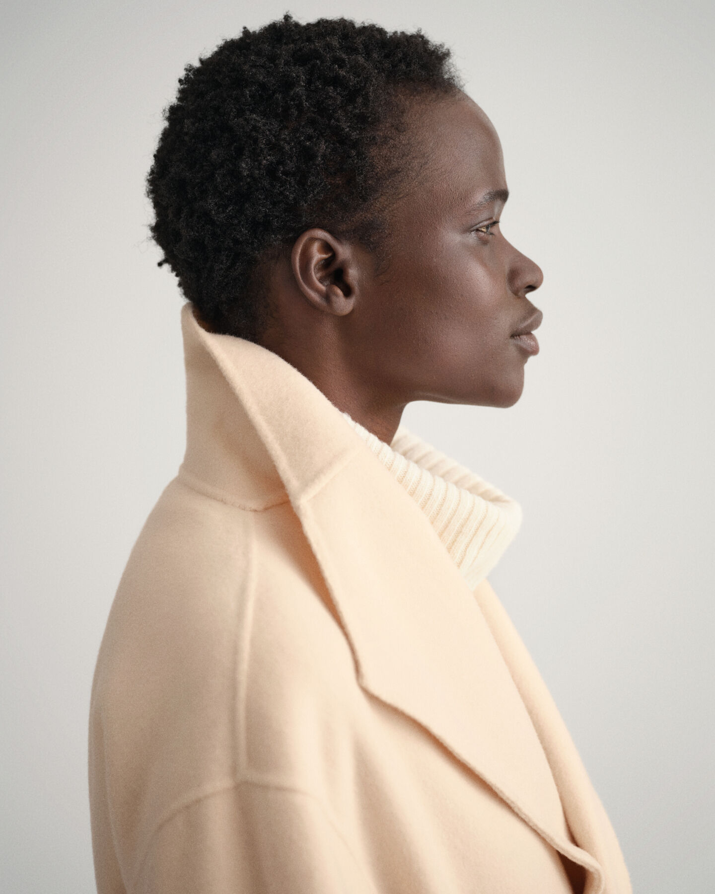 Sobretudo com cinto cosido à mão