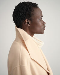 Sobretudo com cinto cosido à mão