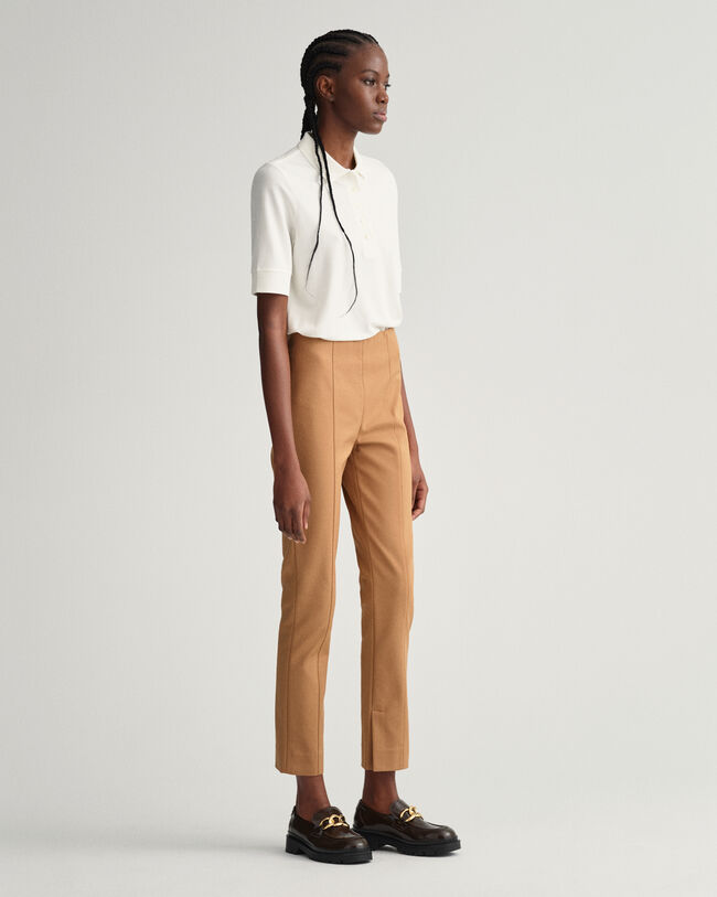 Cal&ccedil;as com pregas costuradas