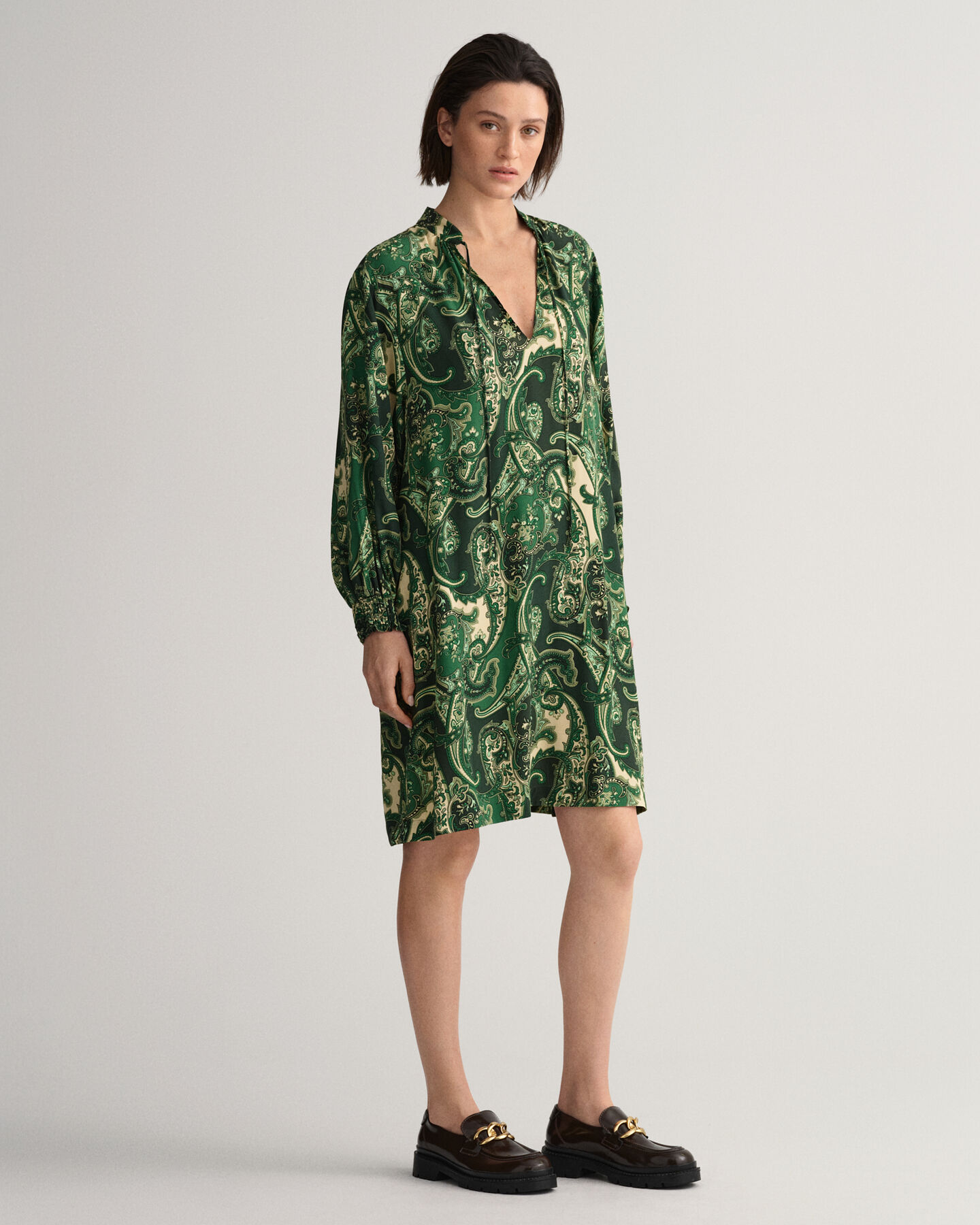 Vestido com gola estilo mao e padr&atilde;o paisley