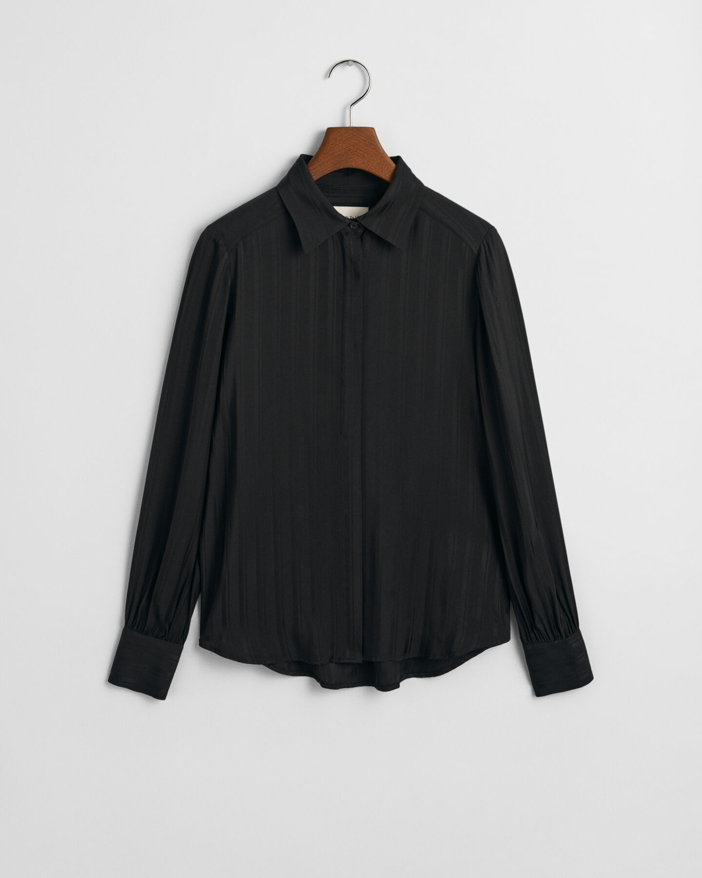 Camisa em cetim &agrave;s riscas regular fit