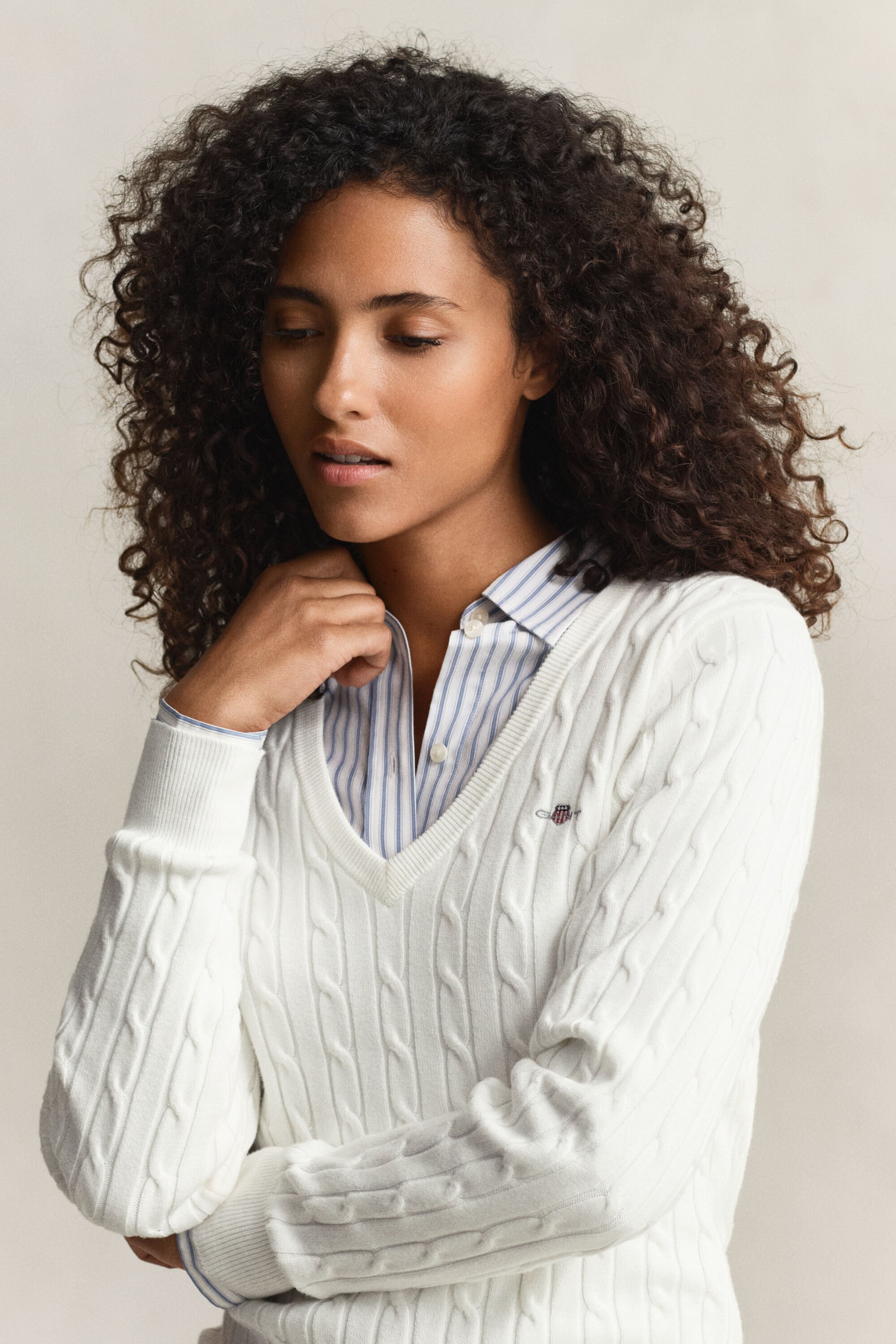 Pullover com decote em V em malha entrançada