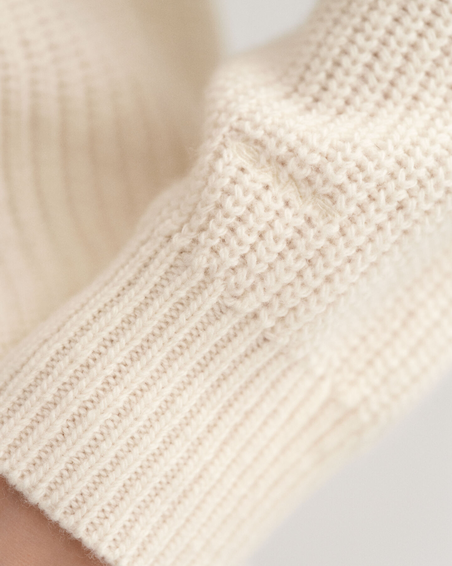 Pulover com decote em V em l&atilde; canelada