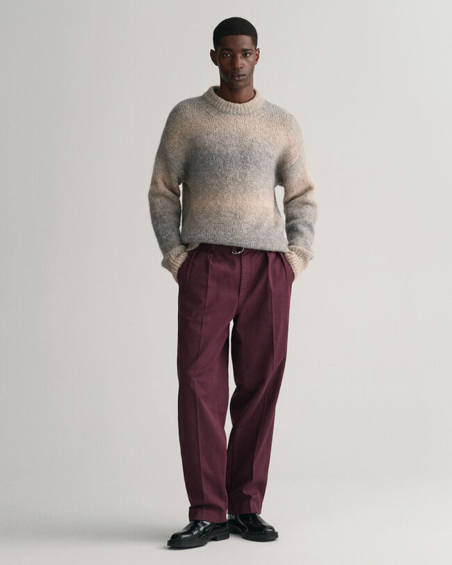 Calças chino com pregas e cinto