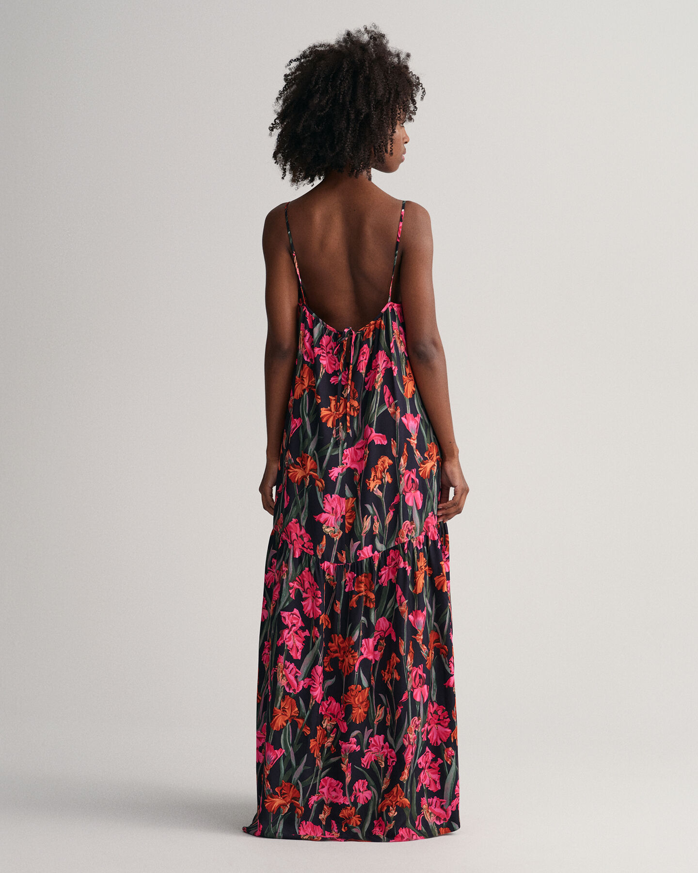 Vestido maxi estampado com alças finas