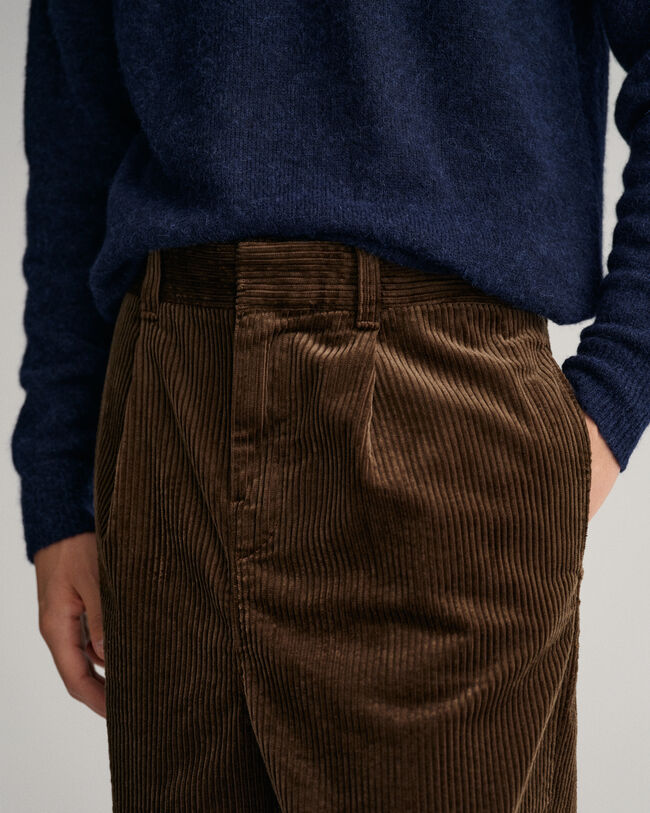 Calças volumosas em bombazina com linhas largas