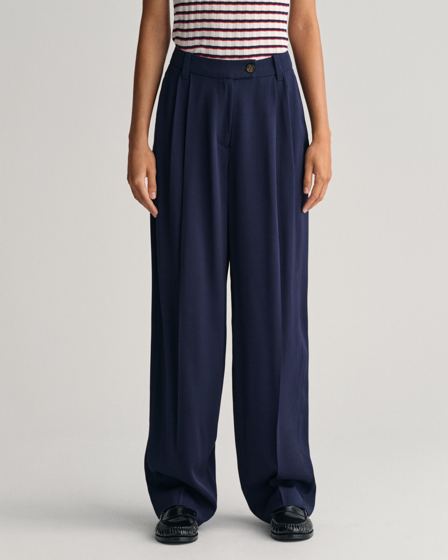 Calças chino com perna larga e cintura descida loose fit