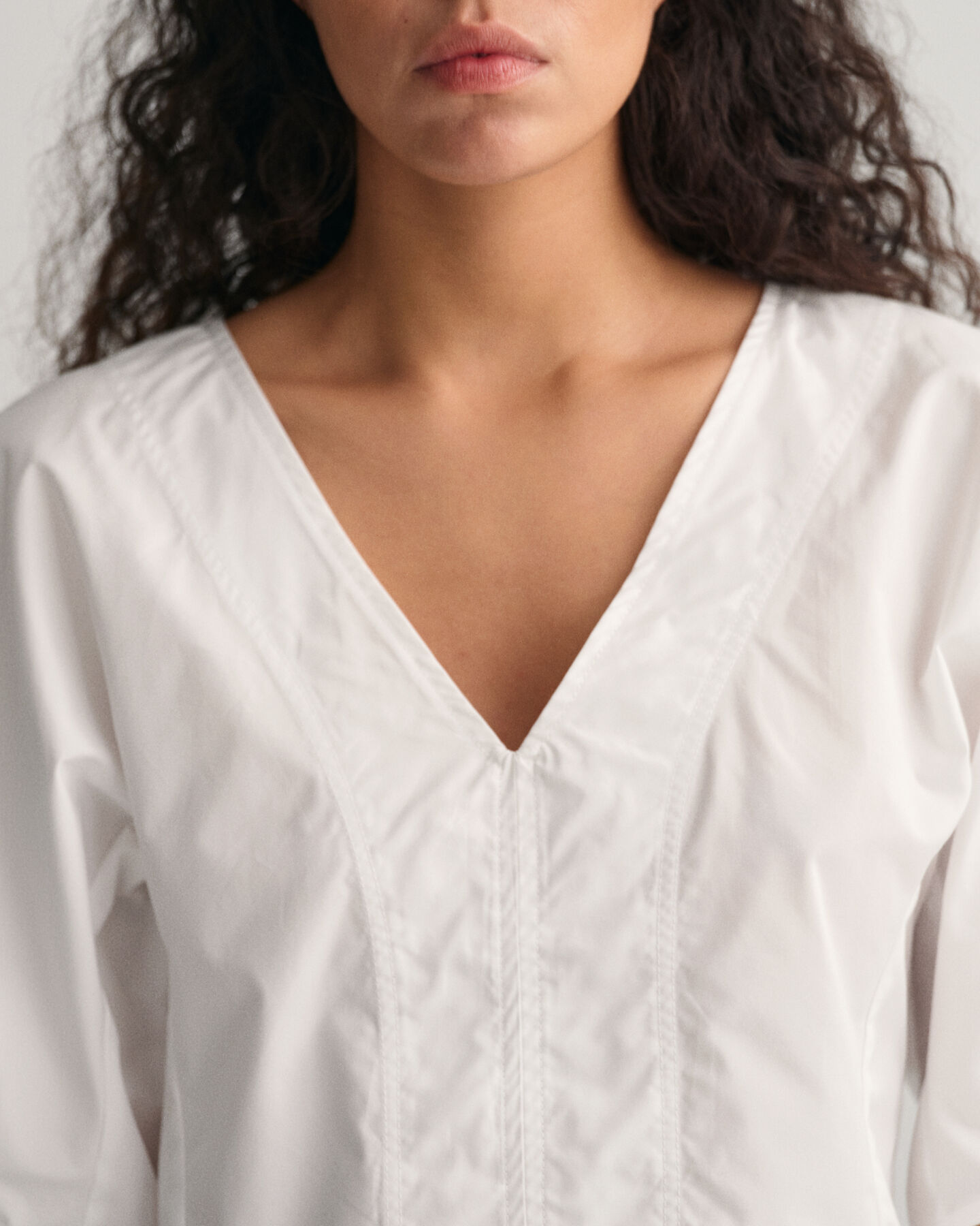 Top com decote em V e mangas de balão