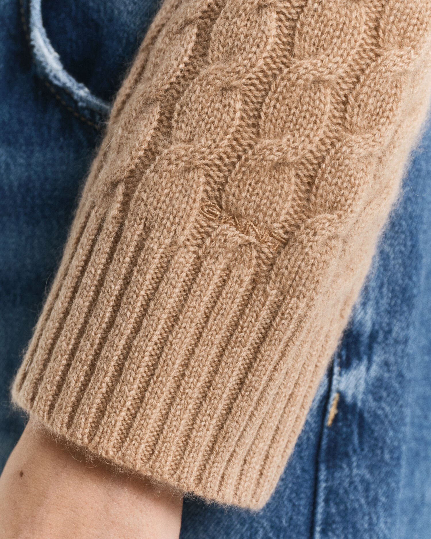 Camisola de malha entrançada com decote redondo em caxemira