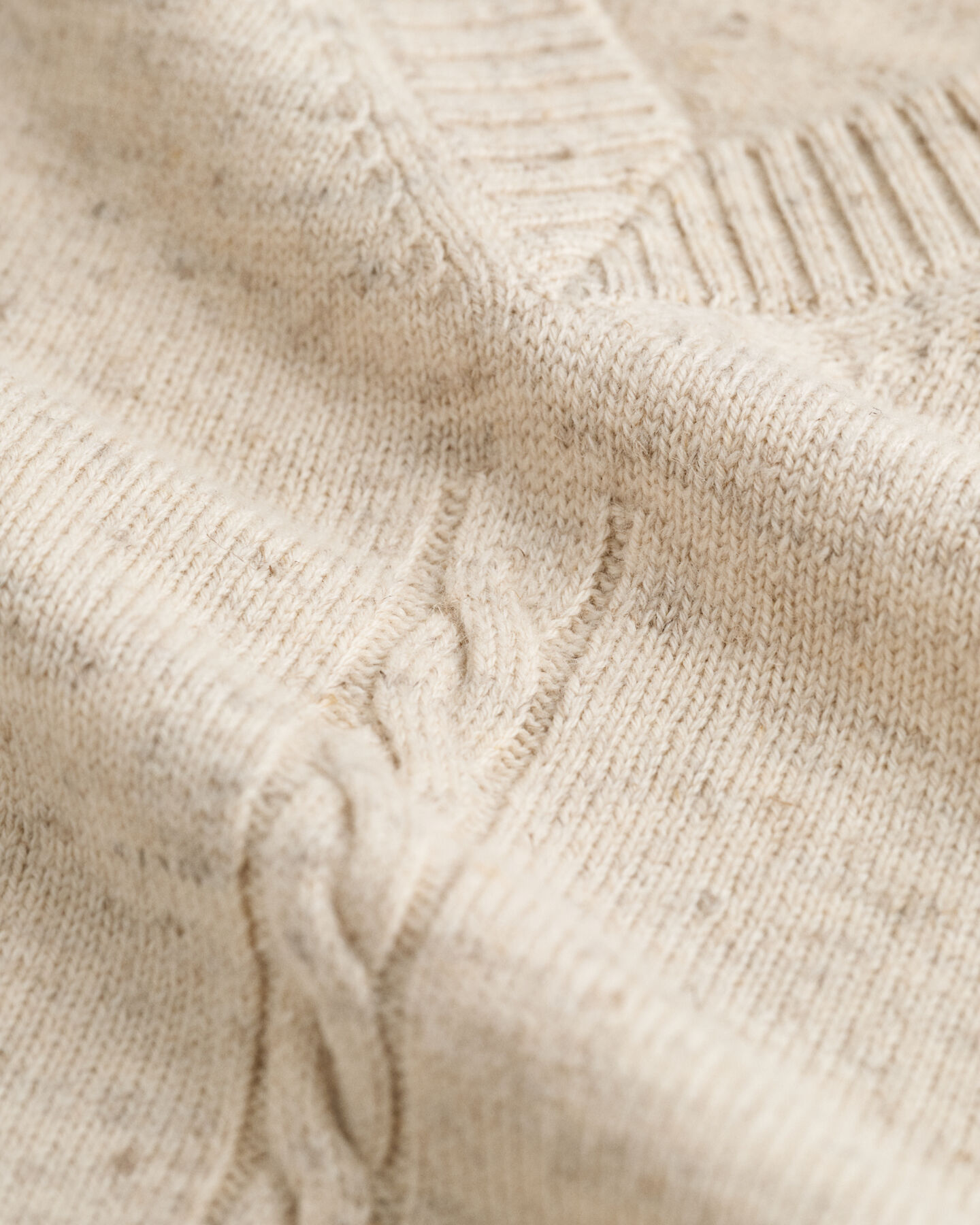 Colete em malha entrançada com decote em V