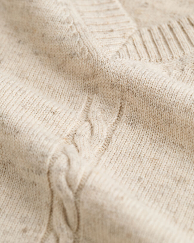 Colete em malha entrançada com decote em V