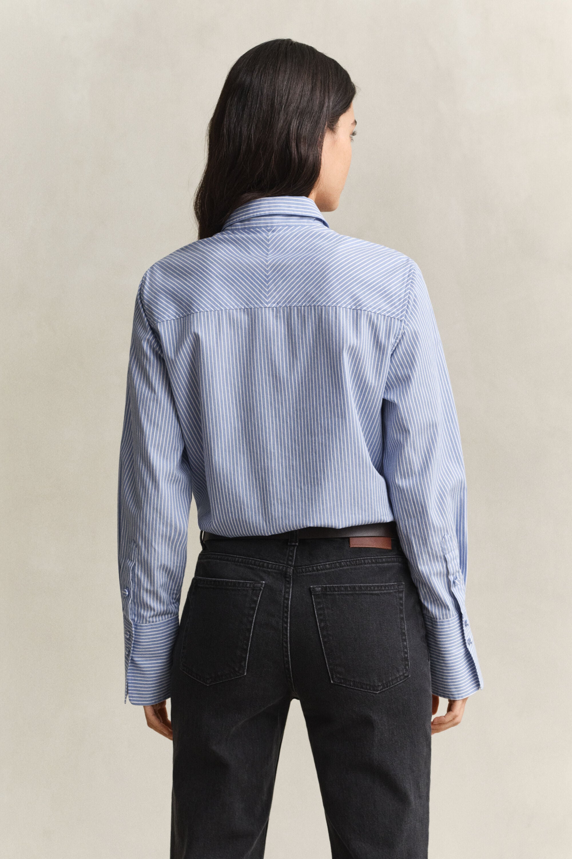 Camisa às riscas com detalhe de jugo