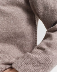 Camisola de malha em mistura de caxemira e lã suave com decote redondo