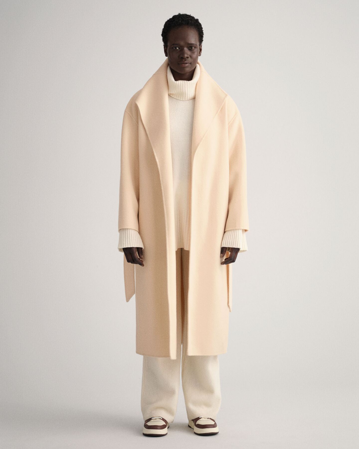 Sobretudo com cinto cosido à mão